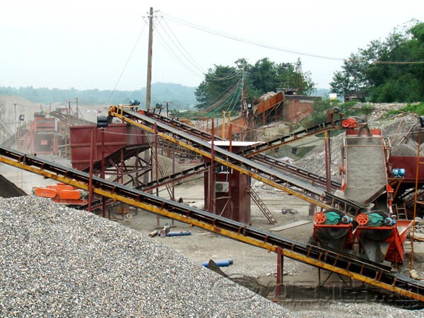 石灰石對(duì)輥破碎機(jī)客戶生產(chǎn)現(xiàn)場(chǎng)