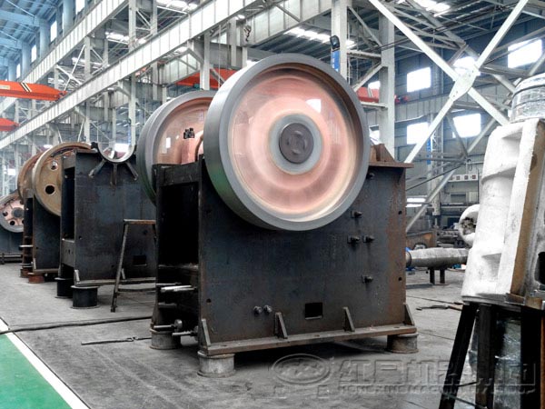 顎式破碎機(jī)試機(jī)現(xiàn)場(chǎng)