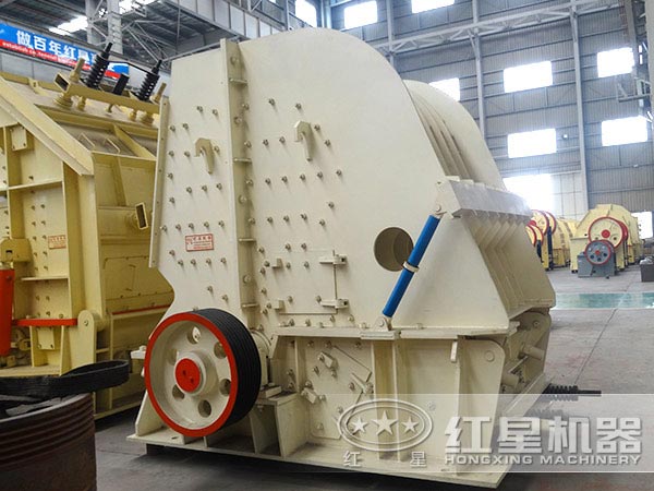 大型石料破碎設(shè)備側(cè)面 大型石料破碎設(shè)備側(cè)面