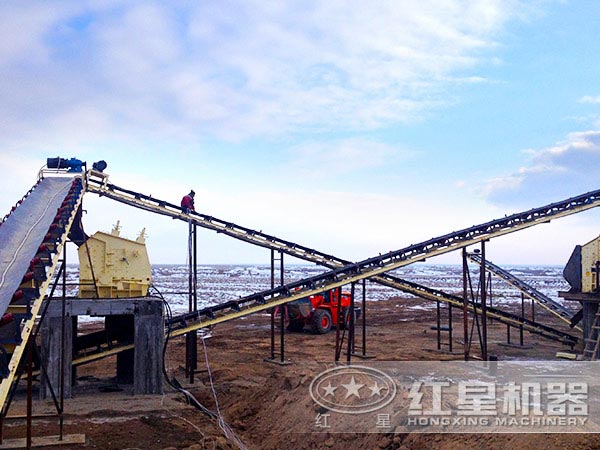 大型石料破碎設(shè)備生產(chǎn)現(xiàn)場 大型石料破碎設(shè)備生產(chǎn)現(xiàn)場