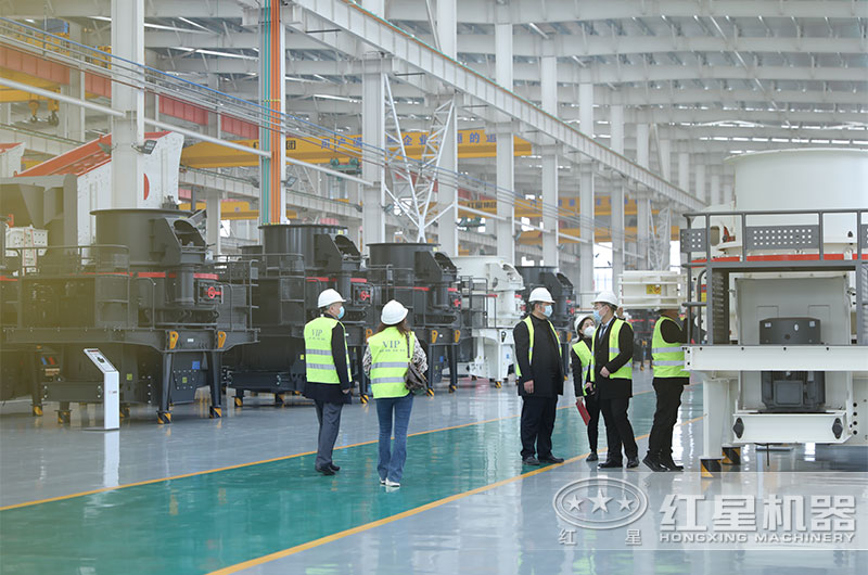 客戶來廠考察制砂機設(shè)備