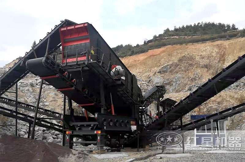 移動(dòng)式破碎機(jī)現(xiàn)場