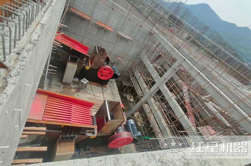 陜西寶雞制砂生產(chǎn)線(xiàn)建設(shè)現(xiàn)場(chǎng)