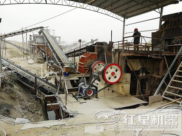 顎式破碎機現(xiàn)場
