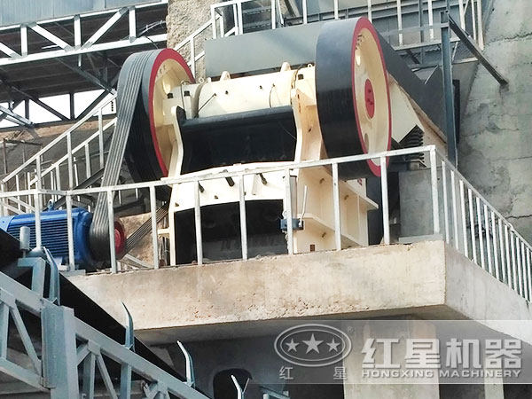 pe系列顎式破石機作業(yè)現(xiàn)場