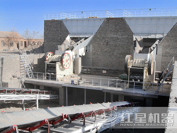 顎式破石機(jī)生產(chǎn)現(xiàn)場圖