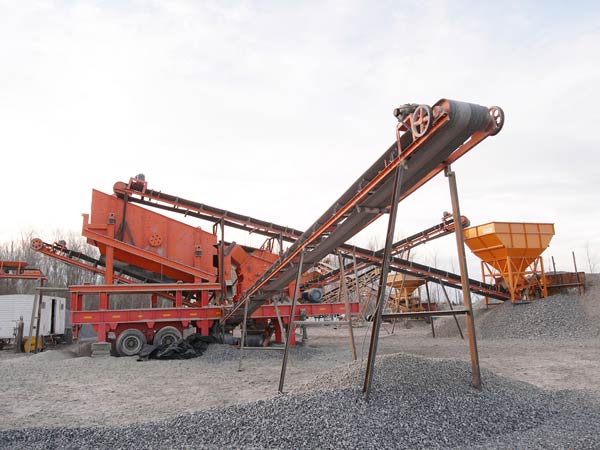 砂石骨料生產(chǎn)現(xiàn)場(chǎng)-車載移動(dòng)制沙（砂）機(jī)