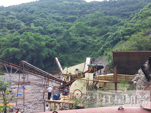 錘式破碎機(jī)破碎鋁礬土現(xiàn)場(chǎng)