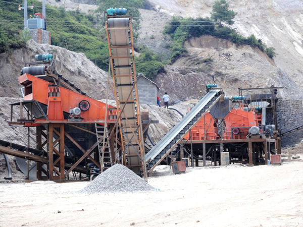 山東濟(jì)南河卵石制砂現(xiàn)場