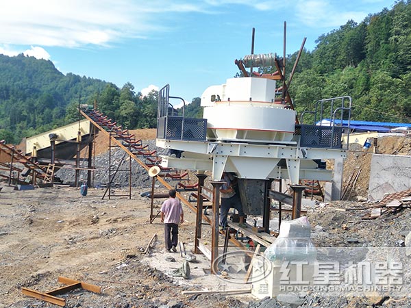 時(shí)產(chǎn)100噸瀝青路面制砂機(jī)安裝現(xiàn)場