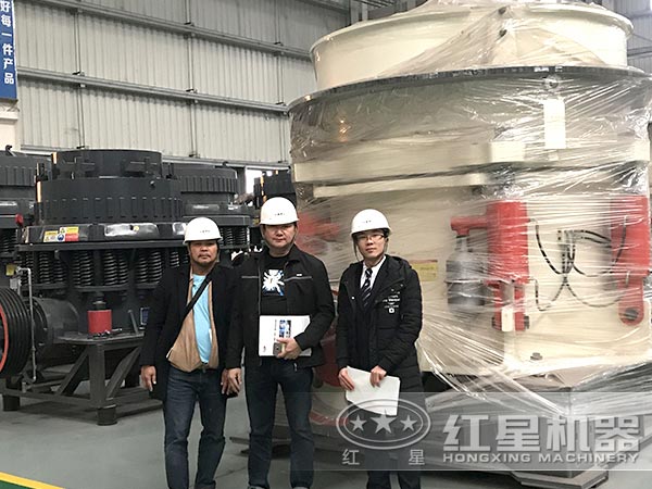 用戶參觀2200花崗巖圓錐破碎機(jī)