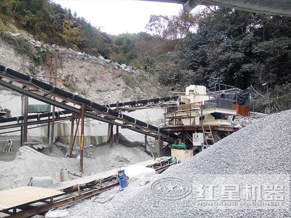石頭碎沙機器作業(yè)現(xiàn)場