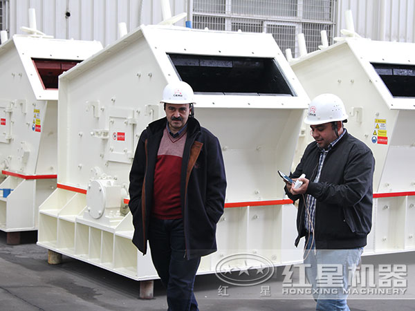 用戶來廠參觀試機(jī)反擊式粉碎機(jī)