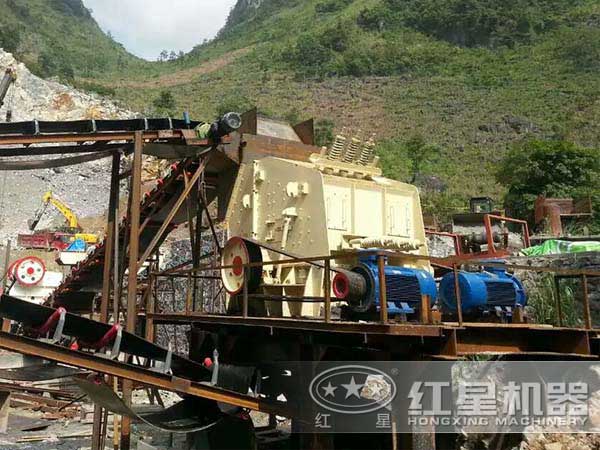 重慶1214反擊式粉碎機(jī)作業(yè)現(xiàn)場