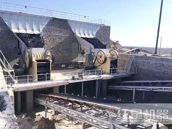 兩臺鄂式制沙機作業(yè)現(xiàn)場