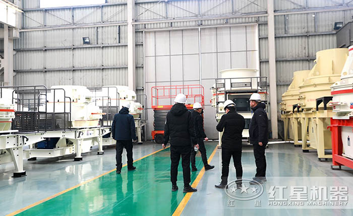 用戶來廠參觀試機石頭制砂機設(shè)備