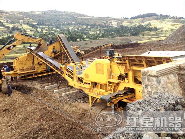 輪式流動(dòng)砂石破碎機(jī)作業(yè)現(xiàn)場