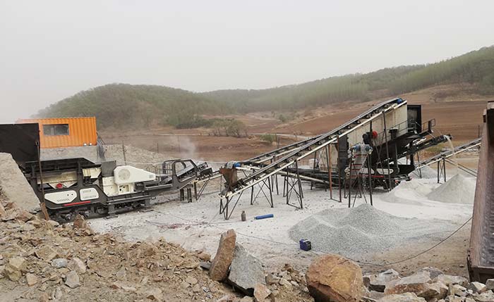 車載式移動(dòng)碎石機(jī)作業(yè)現(xiàn)場(chǎng)圖