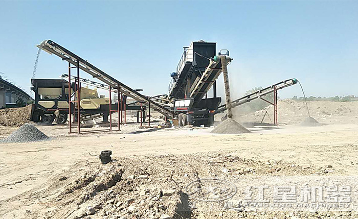 兩臺移動破碎機聯(lián)合作業(yè)