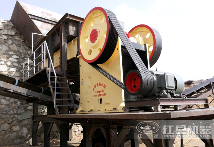 小型顎式咬石機(jī)工作現(xiàn)場