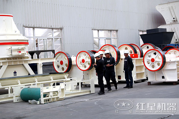 客戶來廠參觀礦山破碎機(jī)-百聞不如一見