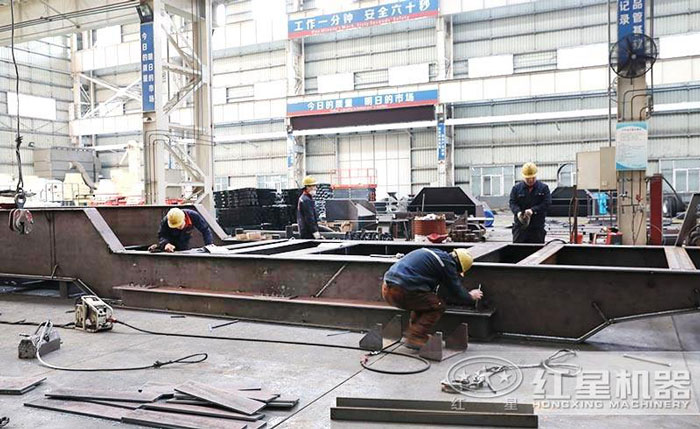 紅星重工移動(dòng)設(shè)備生產(chǎn)車(chē)間