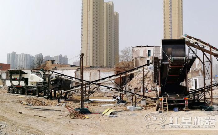 輪胎式移動(dòng)破碎站現(xiàn)場(chǎng)