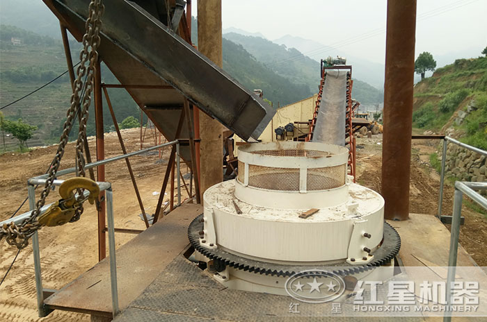 環(huán)保型風(fēng)化石制砂生產(chǎn)線生產(chǎn)現(xiàn)場