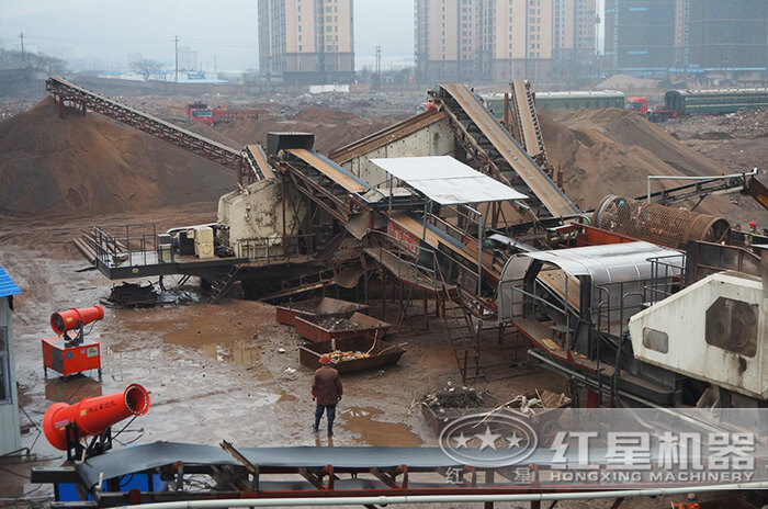 不擾民無污染的移動(dòng)石子破碎機(jī)作業(yè)現(xiàn)場(chǎng)