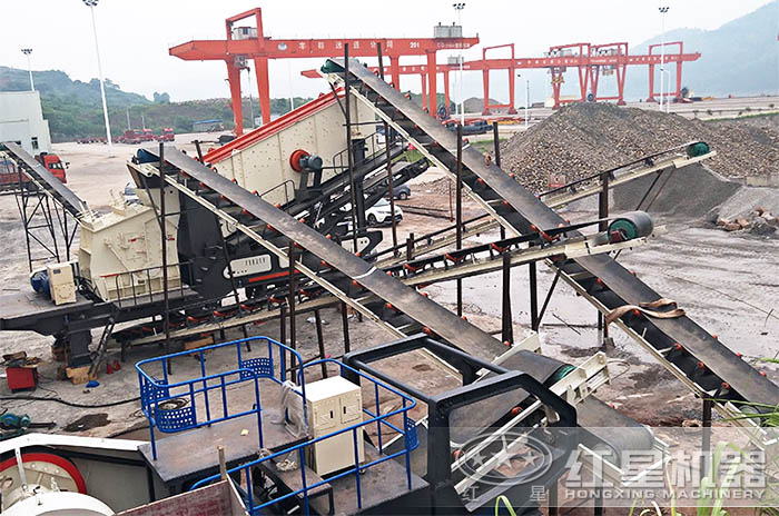 紅星重慶移動(dòng)砂石生產(chǎn)線(xiàn)生產(chǎn)現(xiàn)場(chǎng)