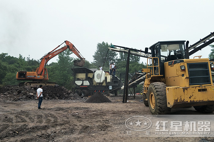 新型煤矸石粉碎機加工現(xiàn)場 新型煤矸石粉碎機加工現(xiàn)場