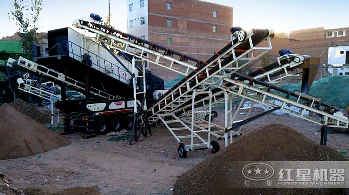 客戶的移動建筑垃圾粉碎機(jī)施工現(xiàn)場