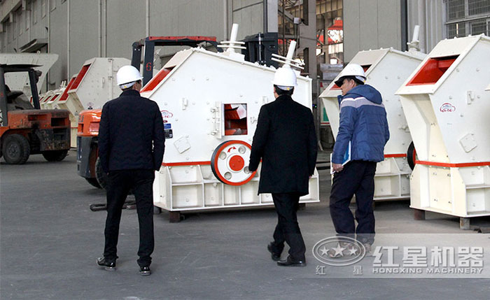 絡繹不絕的客戶到廠區(qū)參觀反擊式破碎機設備