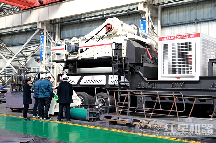 客戶來(lái)廠參觀移動(dòng)破碎設(shè)備