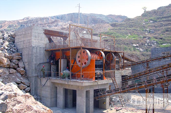 時(shí)產(chǎn)100噸小型石頭粉碎機(jī)作業(yè)現(xiàn)場(chǎng)