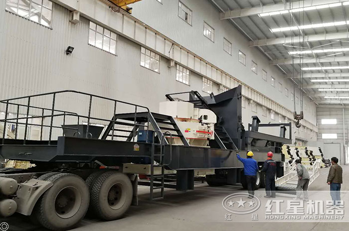 客戶到紅星機(jī)器參觀移動(dòng)制砂機(jī)設(shè)備