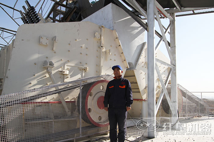 花崗巖破碎加工現(xiàn)場(chǎng)