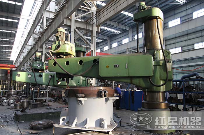 紅星機器專業(yè)化、智能化的圓錐破生產(chǎn)加工車間