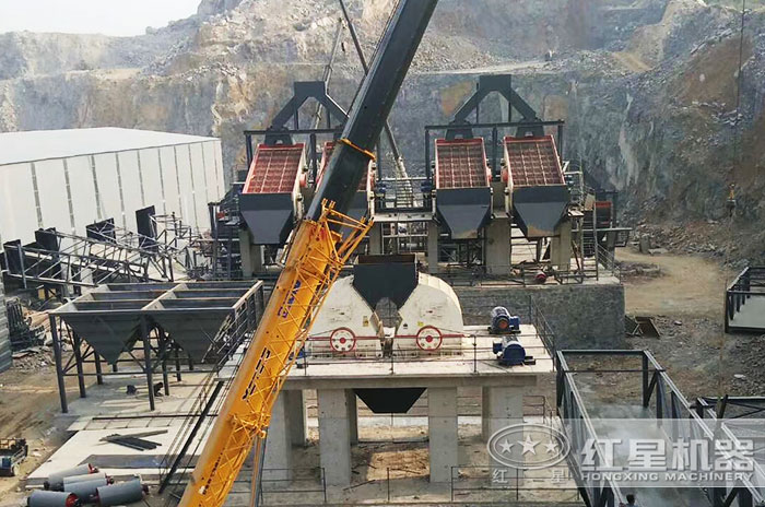 錘式破碎機(jī)客戶搭建現(xiàn)場