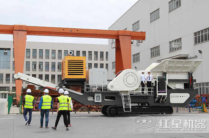 客戶到廠參觀移動式建筑骨料破碎機(jī)