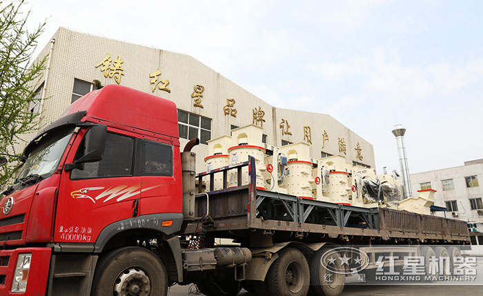 小型復(fù)合式碎石機(jī)發(fā)貨現(xiàn)場(chǎng)