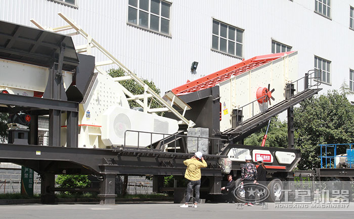 到紅星機器廠區(qū)參觀考察設備