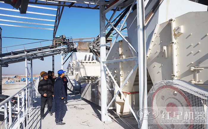 專業(yè)維護人員定期維護設備