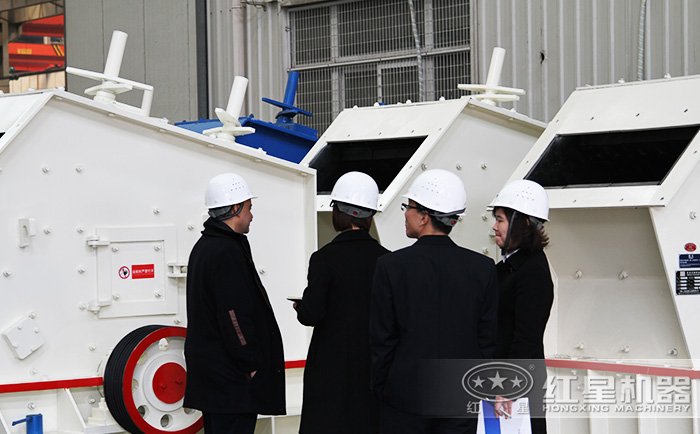 客戶到紅星機器廠區(qū)參考察設備