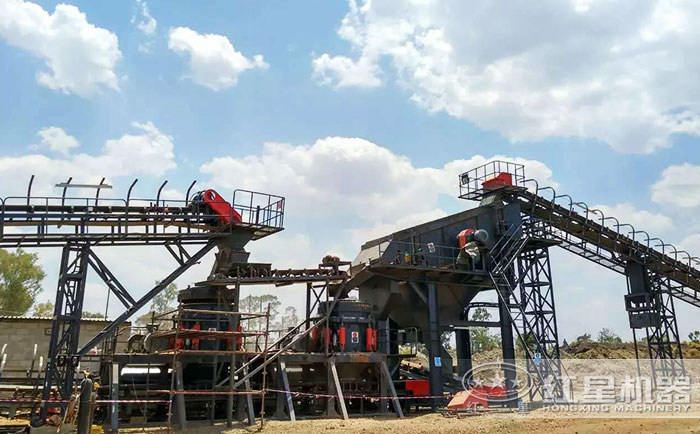 搭配兩臺圓錐破碎機(jī)的加工現(xiàn)場