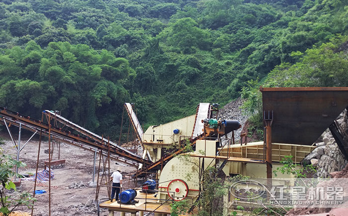 新型PCZ重錘式破碎機(jī)加工現(xiàn)場(chǎng)