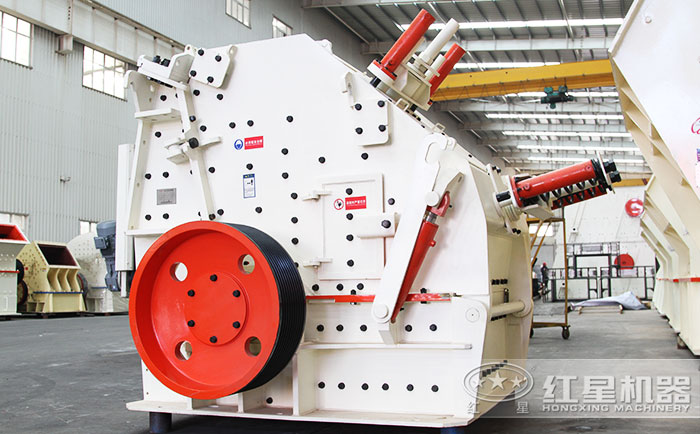 新型反擊式破碎機(jī)生產(chǎn)車間