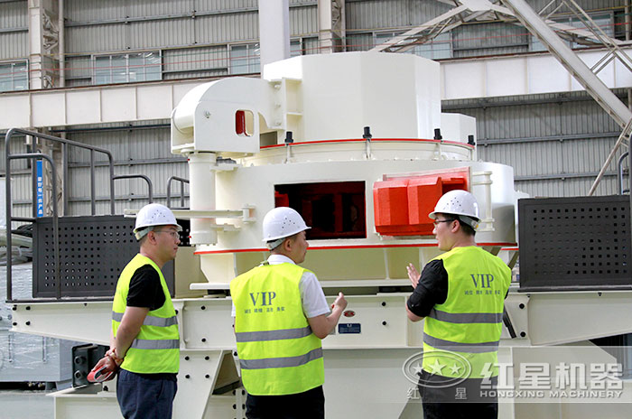 用戶來(lái)廠參觀時(shí)產(chǎn)100噸石打石碎沙機(jī)
