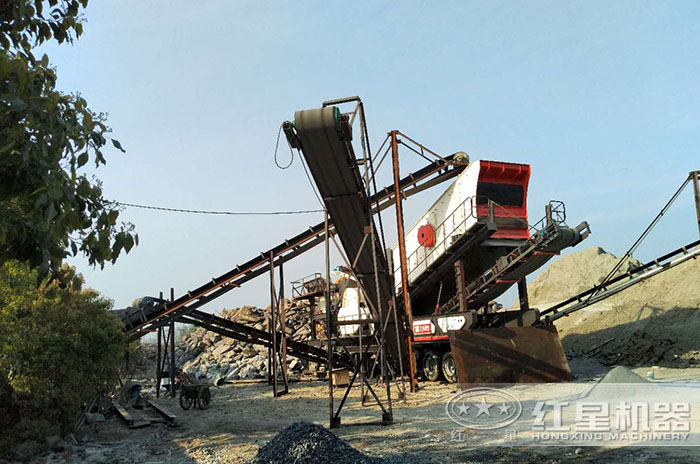 河南紅星陜西客戶移動(dòng)式河卵石制砂機(jī)作業(yè)現(xiàn)場