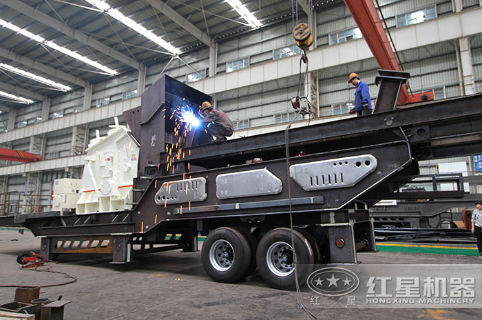 反擊式移動(dòng)破碎站車間